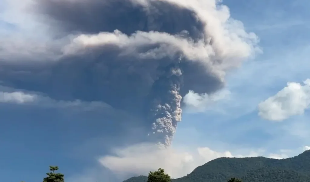 Gunung Lewotobi Laki-Laki Meletus, Warga Diminta Waspada