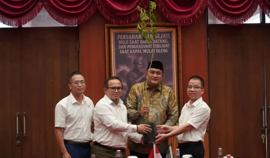 Bupati Bogor Terima Bibit 1.000 Pohon Trembesi