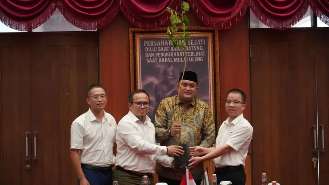 Bupati Bogor Terima Bibit 1.000 Pohon Trembesi