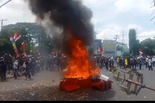 Demo Ricuh di Cirebon