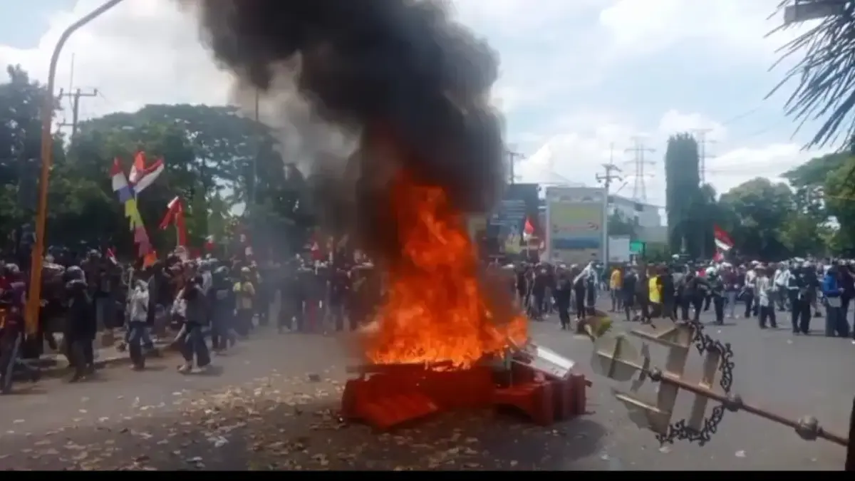 Demo Ricuh di Cirebon