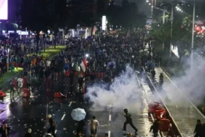 Situasi Polda Metro Jaya Kian Memanas, Halte Terbakar