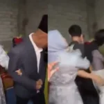 pria bercadar dikeroyok