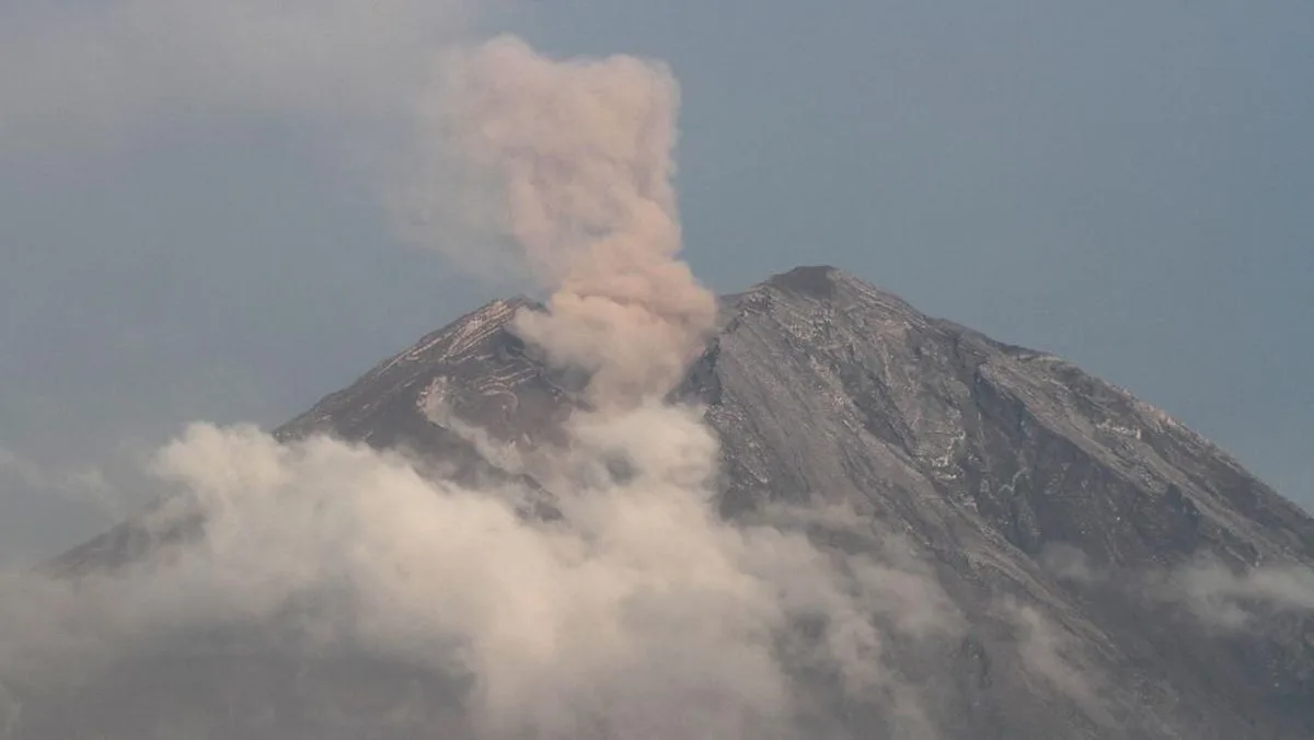 Erupsi Semeru: Status Awas, Ribuan Mengungsi dan Pendaki Dievakuasi