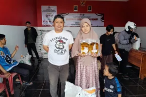 Pendistribusian  Beras Dan Minyak Di Desa Sukaratu Berjalan Tertib