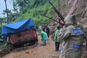 Polsek Banjarwangi Mitigasi 4 Titik Bencana Longsor Ruas Jalan Cikajang-Singajaya