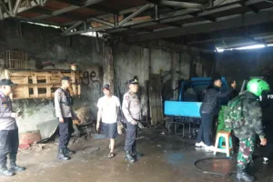 Polisi Cek TKP Kebakaran Mobil Di Bengkel Astana Girang