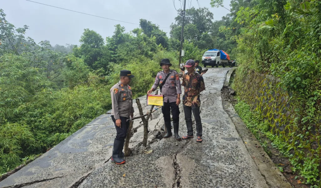 Polsek Cikelet Tinjau Lokasi Jalan Amblas Di Jalur Pamalatan – Linggamanik