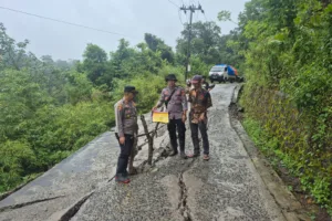Polsek Cikelet Tinjau Lokasi Jalan Amblas Di Jalur Pamalatan – Linggamanik