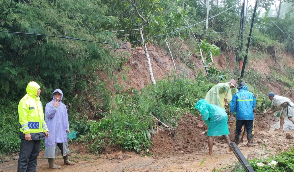 Patroli Mitigasi Polsek Banjarwangi Kembali Temukan Tanah Longsor