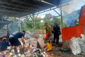 Warga Rt 03/01 Sukaresmi Gelar Peduli Kebersihan Lingkungan