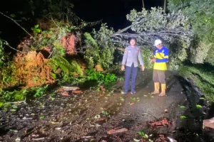 Polsek Cihurip Cek Lokasi Longsor Dijalan Raya Ciparay Mekarwangi