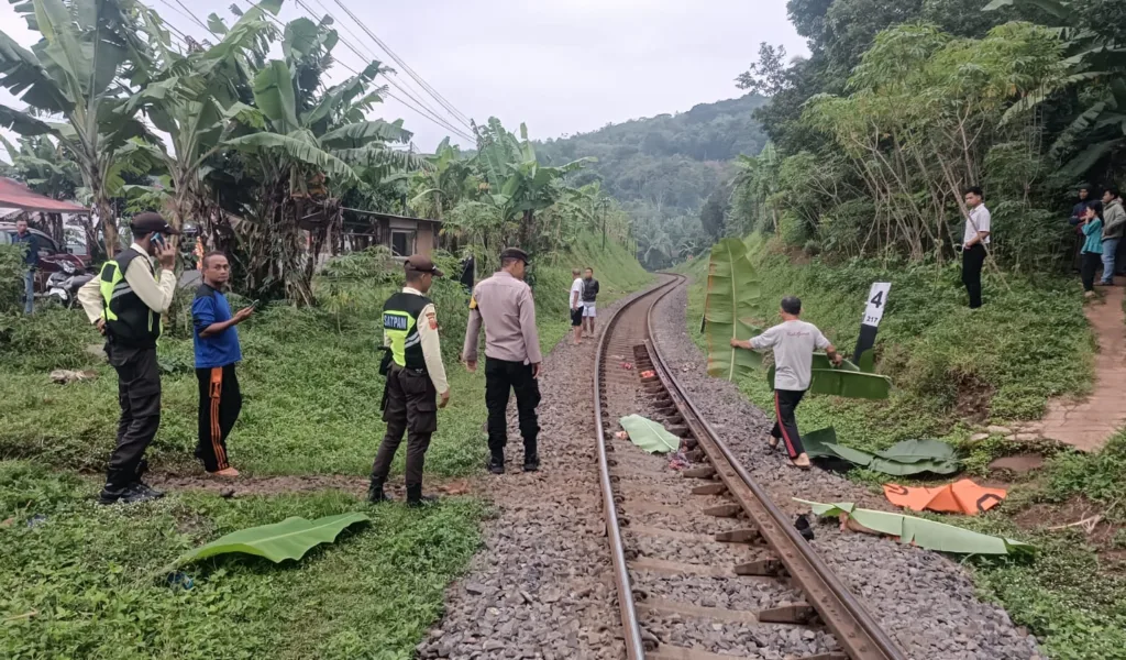 Polsek Cibatu Evakuasi Korban tertrmper K.A, Pejalan Kaki Meninggal Di Tempat