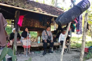 Polsek Pameungpeuk Lakukan Patroli Sambangi Warga Hingga Pelosok