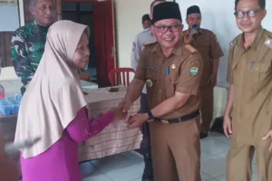 Camat Mangunreja Hadiri Pembagian BLT-DD Triwula IV 2025