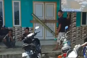 Warga Desa Tegal Gede Segel Kantor Desa, Desak KDM Turun Tangan