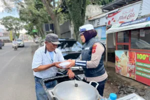 Patroli Intan Polwan Polres Garut, Jaga Keamanan Dan Salurkan Jum’at Berkah