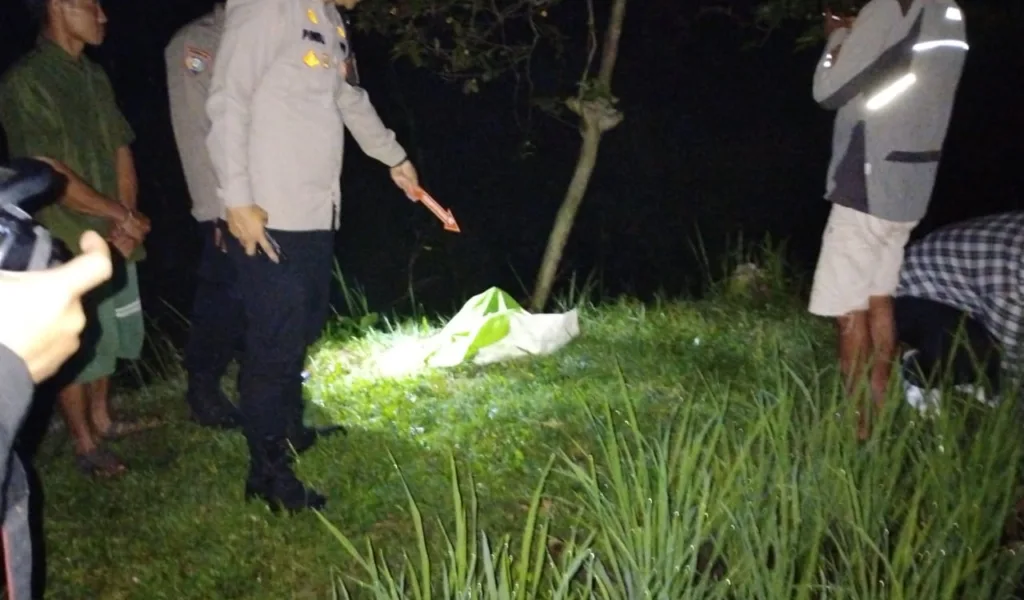 Polsek Karangpawitan Cek TKP Penemuan Mayat Bayi Di Sungai Cibalagung