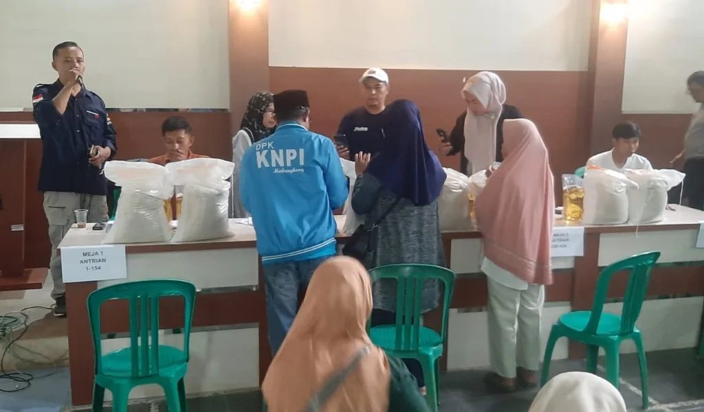 Distribusi Beras Dan Minyak Goreng Di Desa Cihaurkuning Berjalan Tertib
