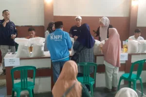 Distribusi Beras Dan Minyak Goreng Di Desa Cihaurkuning Berjalan Tertib