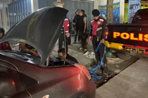 Patroli Dimalam Hari Sat Samapta Polres Garut Bantu Pengendara Yang Mengalami Gangguan Mesin