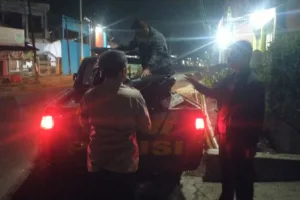 Polsek Karangpawitan Evakuasi Korban Jatuh Dari Pohon Muncang