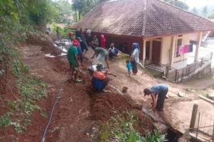 Warga RW 07 Cipari Desa Simpen Kaler Gotong-Royong Perbaiki Gorong-Gorong