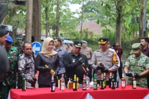 Polres Garut musnahkan Ribuan Botol Miras Jelang Oprasi Lilin Lodaya 2025
