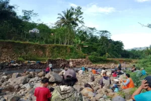 100 Kepala Keluarga Di 2 RT Kampung Cihidrung Pakenjeng Darurat Air Bersih