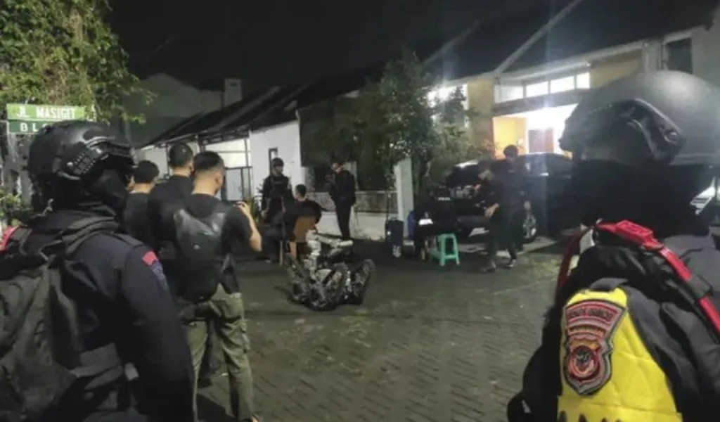 Densus 88 Geledah Rumah Di Garut, Amankan Bahan Peledak Dan Literatur Neo-Nazi