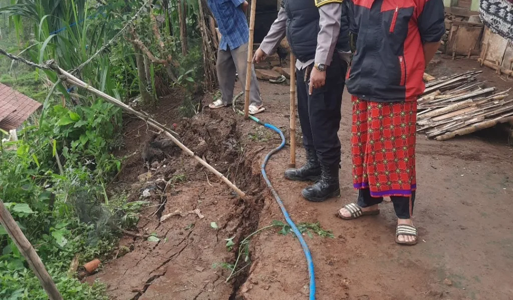 Polsek Pasirwangi Cek TKP Pergeseran Tanah Di Desa Sarimukti