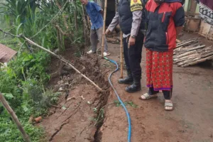 Polsek Pasirwangi Cek TKP Pergeseran Tanah Di Desa Sarimukti