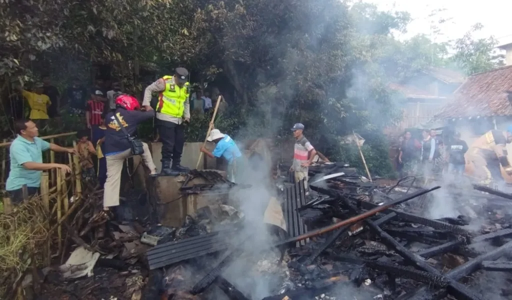 Polsek Limbangan Lakukan Cek TKP Kebakaran Rumah Di Desa Pasirwaru