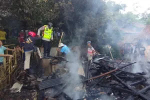 Polsek Limbangan Lakukan Cek TKP Kebakaran Rumah Di Desa Pasirwaru