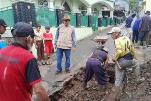 Gotong Royong Warga Desa Sukamanah Perbaiki Jalan Kabupaten Yang Rusak