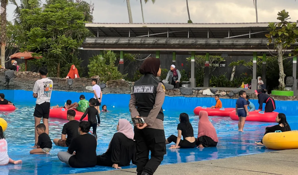 Sapa Wisatawan Dengan Senyum, Polwan Polres Garut Laksanakan Patroli Wisata Cipanas