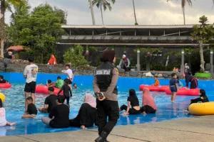 Sapa Wisatawan Dengan Senyum, Polwan Polres Garut Laksanakan Patroli Wisata Cipanas