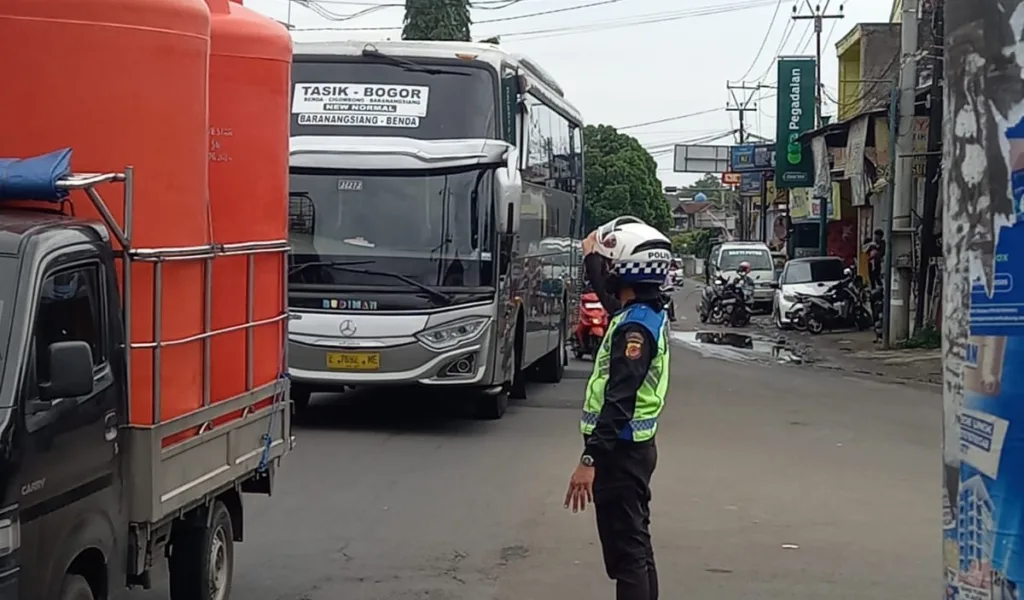 Situasi Arus Lalu-Lintas Meningkat, Polres Garut Lakukan Empat Kali One Way Tarogong-Leles