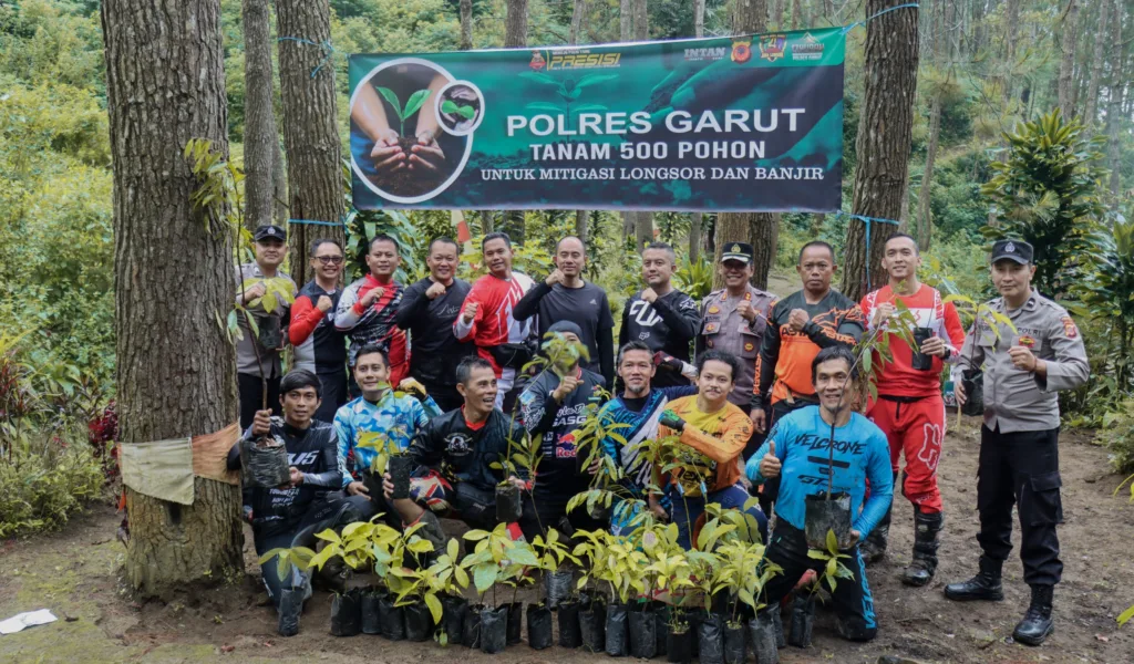 Kita Jaga Alam, Alam Jaga Kita, Polres Garut Tanam Ratusan Pohon Di Batu Lempar