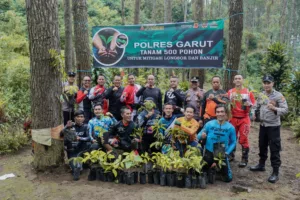 Kita Jaga Alam, Alam Jaga Kita, Polres Garut Tanam Ratusan Pohon Di Batu Lempar