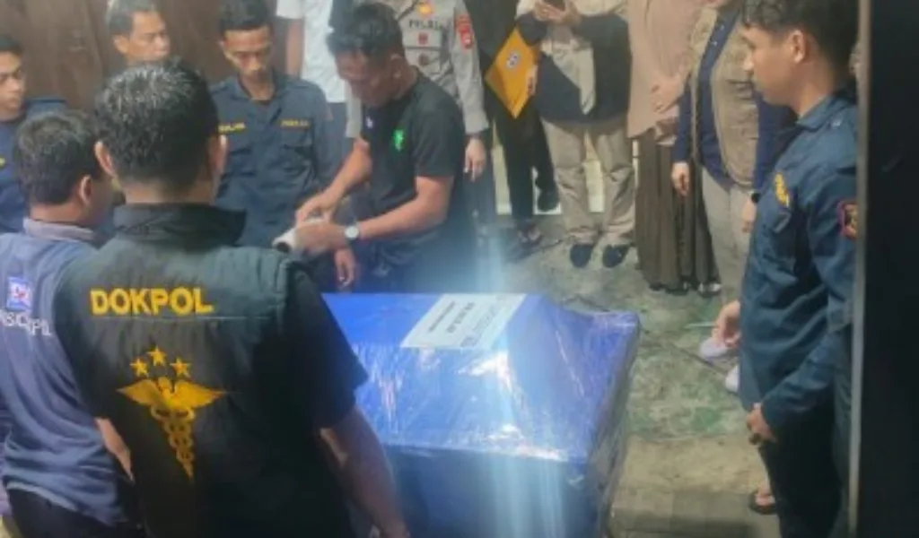 Penyerahan Kedua Jenazah Korban Kecelakaan Pesawat ATR 42-500 kepada Pihak Keluarga di Makassar