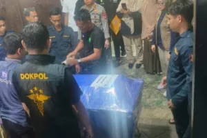 Penyerahan Kedua Jenazah Korban Kecelakaan Pesawat ATR 42-500 kepada Pihak Keluarga di Makassar