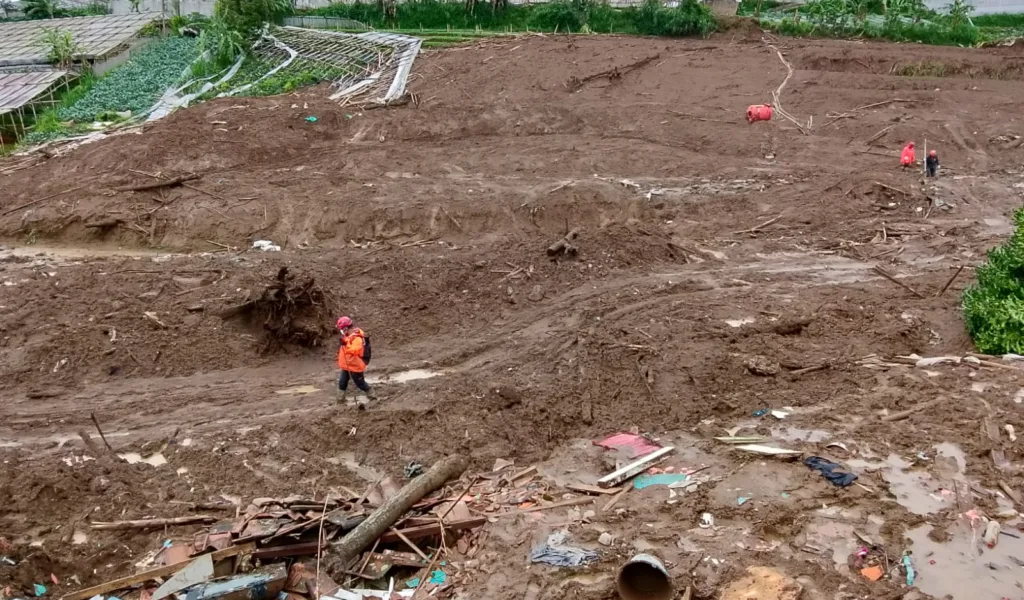 Longsor KBB, Tim SAR Evakuasi 10 Korban