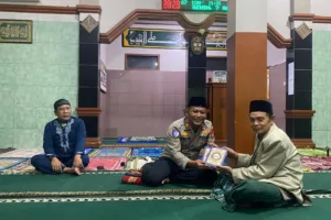 Safari Ramadhan Polsek Bungbulang, Pererat Silaturahmi Dan Bagikan Al-Quran Di Masjid Jami Babussalam