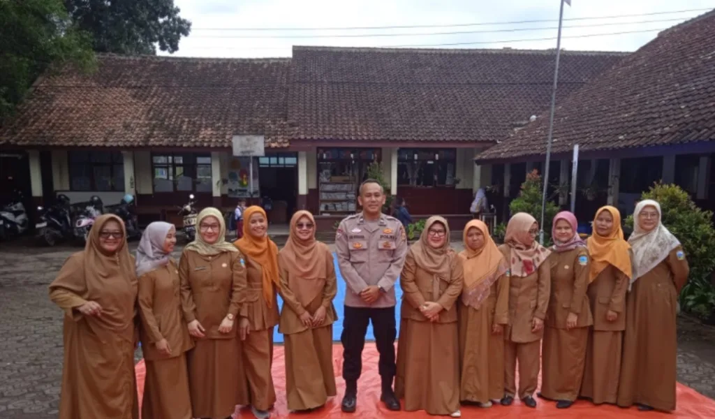 Polsek Banyuresmi Sosialilsasikan Program Binpolmas Dan Larangan Petasan Di SDN Banyuresmi 1