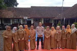 Polsek Banyuresmi Sosialilsasikan Program Binpolmas Dan Larangan Petasan Di SDN Banyuresmi 1