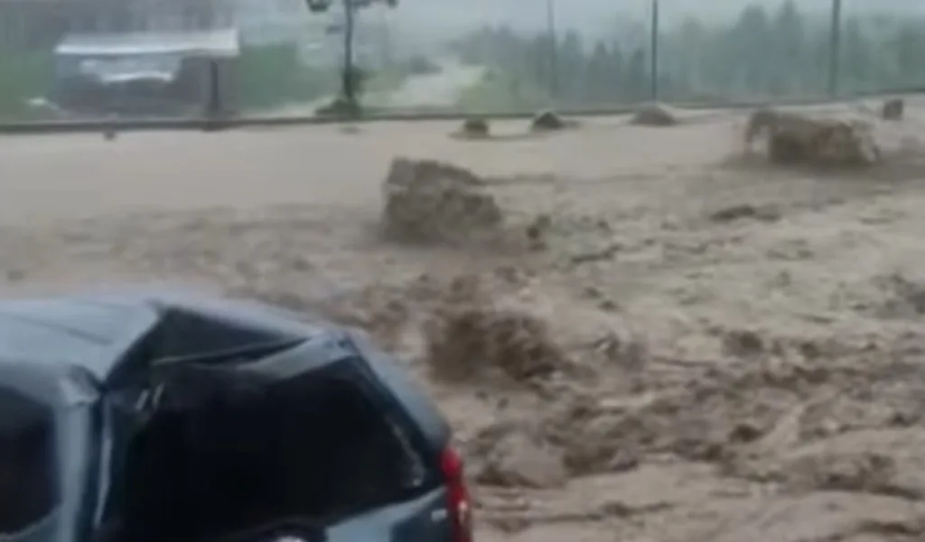 Mobil Terbawa Arus Banjir di Sentul City, Warga: Air Datang Tiba-tiba