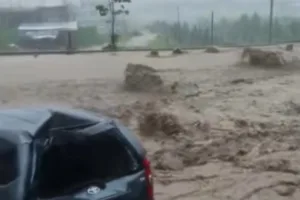 Mobil Terbawa Arus Banjir di Sentul City, Warga: Air Datang Tiba-tiba