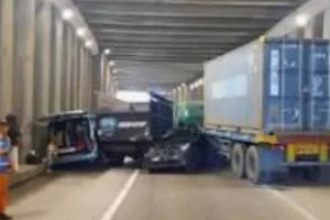 Kecelakaan beruntun Di Terowongan Tol Ciawi, Libatkan 8 Kendaraan