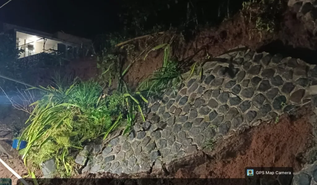 Tembok Penahan Tanah Di Kampung Cirumampa Cihaurkuning Longsor